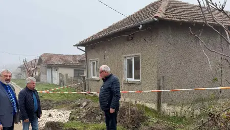 Спукана тръба доведе до пропадане на главната улица в село Екзарх Йосиф Спукана тръба доведе до пропадане на главната улица в село Екзарх Йосиф