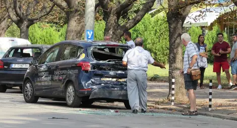 Курсистът в учебната кола преживя първата си катастрофа, преди още да вземе книжка. Дано да е и последната! 