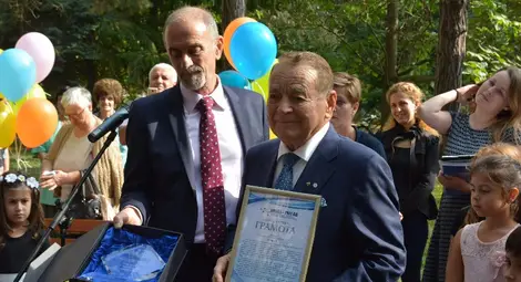 Игнат Канев и директорът на болницата д-р Иван Стоянов по време на откриването на новото детско отделение.