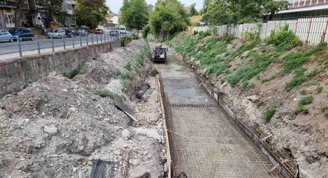 Почистват растителността е правят бетонно корито на река Беленска