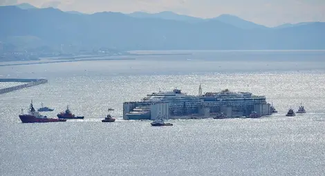 "Коста Конкордия" пристигна в Генуа за демонтиране