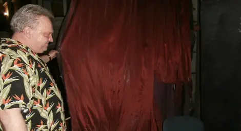 Освен че изгоря, Операта  вече се напуква и потъва