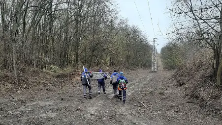 Екипи на ЕРП Север отстраниха тежка авария в трудно достъпен терен в района на силистренското село Сребърна Екипи на ЕРП Север отстраниха тежка авария в трудно достъпен терен в района на силистренското село Сребърна