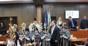 Коледарчета донесоха празнично настроение на последната сесия