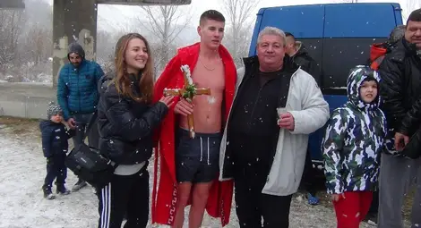 Д-р Петър Петров награди победителя Йордан Анчев. Снимки: Община Ценово