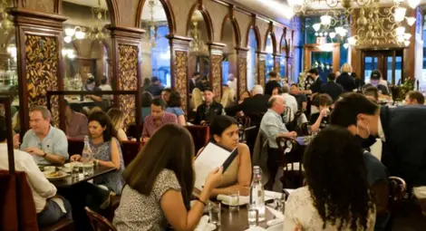 Ръст на резервациите в британските ресторанти след подновяване на вечерите на закрито