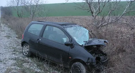 Отворен лаптоп намерен на предната седалка на челно катастрофирала кола