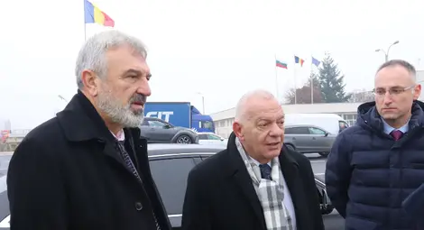 Областният управител Драгомир Драганов и министър Виолета Коритарова инспектираха ремонта на Дунав мост при Русе