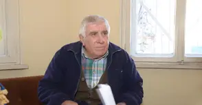 69-годишен шофьор на училищен автобус се кани да съди школски директор