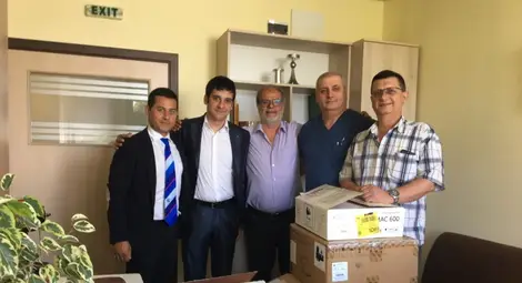 Ротарианци с апаратурата, която даряват на УМБАЛ „Канев“. Снимка: Ротари-Русе Ротарианци с апаратурата, която даряват на УМБАЛ „Канев“. Снимка: Ротари-Русе