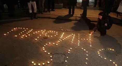 Природозащитници изписаха със свещи "SOS Пирин" пред МОСВ