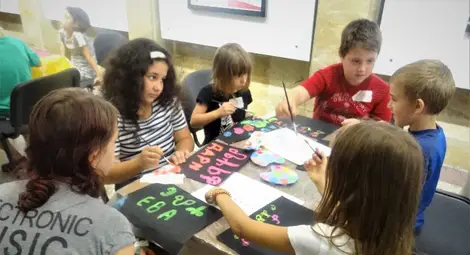 Деца се подписват на глаголица, релаксират с арома лампи и музика