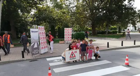 Четири пешеходни пътеки с послание &bdquo;Убий скоростта, спаси дете&ldquo;