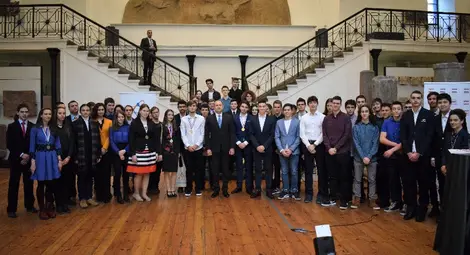 Участниците в срещата се снимаха с президента Румен Радев. 