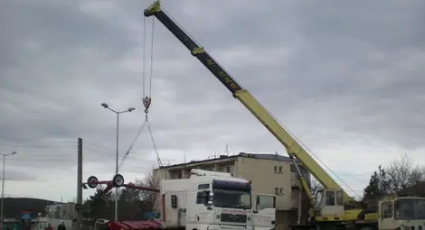 ТИР със селскостопанска техника събори мантинела в Бяла