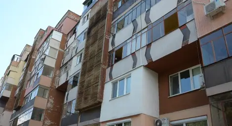 Димът от пожара е опушил сушилните на входа.  Снимка: Красимир СТОЯНОВ