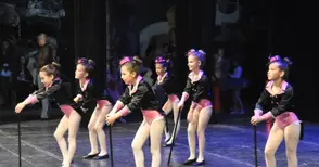 „Танцуваща река“ понесе в ритъм 600 танцьори от 25 състава