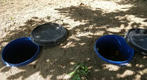 На нов начин на отглеждане на марихуана - в заровени в земята бидони, попаднали полицаи в землището на Табачка. Снимка: ОДМВР На нов начин на отглеждане на марихуана - в заровени в земята бидони, попаднали полицаи в землището на Табачка. Снимка: ОДМВР