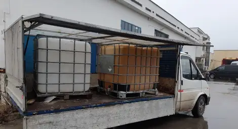 Митничари конфискуваха бус и 1 тон нелегална нафта в него