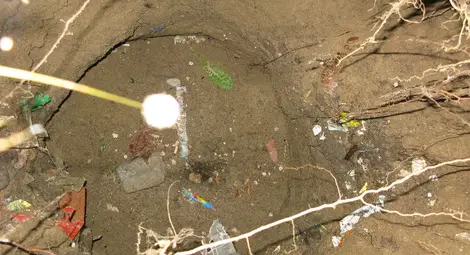 Дълбока 1,5 метра дупка се  отвори зад блок &bdquo;Виталина&ldquo;