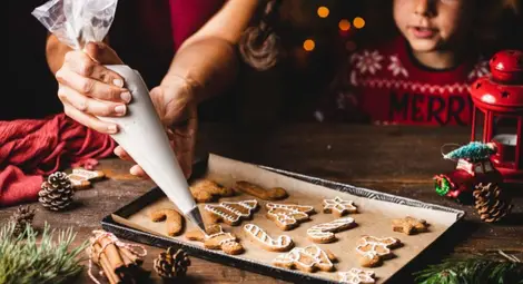 Ученици от разградско училище създадоха робот за декорация на коледни сладки