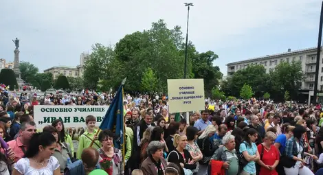 И туристи от Европа се вляха  в шествието за българските букви