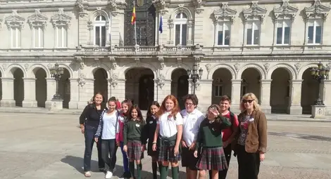 Беленската група със своите домакини пред кметството в Ла Коруня.