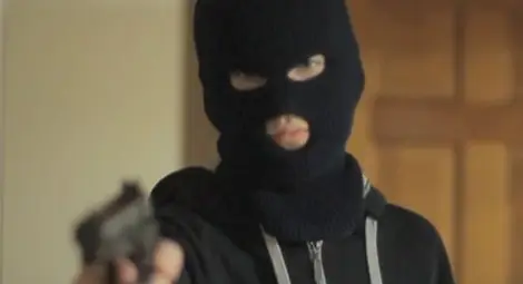 Ученическа банда граби с пистолети и маски по улиците във Варна