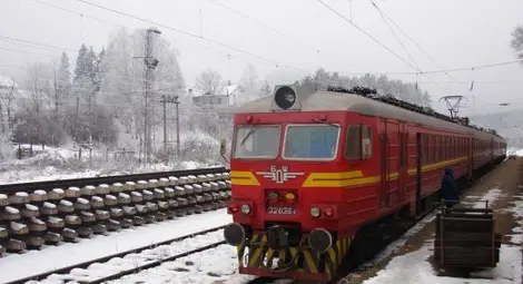 Възмутени пътнички: Машинист заряза пътническия влак в студа!