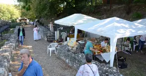 Посетителите под метър минават метър на Римския пазар