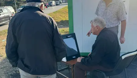 Изборната администрация показва на хората в област Русе как се гласува с машина