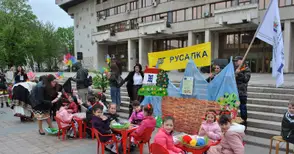 Пъстра работилничка събра над 100 деца на площад „Свобода“