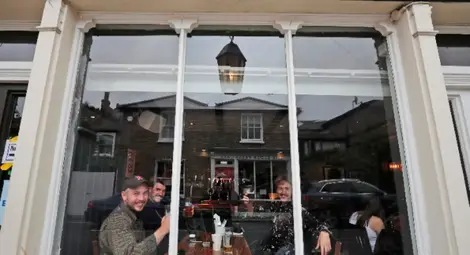 Ресторантите и баровете в Англия ще затварят по-рано