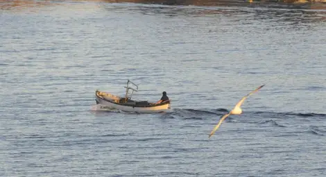 Бурното море потопи лодка, двама рибари се удавиха