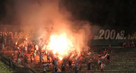 БФС одруса „Дунав“ с 3300 лева заради бомбички, факли и димки БФС одруса „Дунав“ с 3300 лева заради бомбички, факли и димки