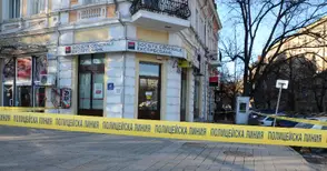 Сигнал за бомба от уличен телефон опразни офис на Експресбанк