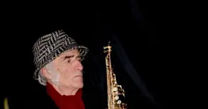 Петър Петров-Парчето с първата  звезда в Алеята на джаза в Русе