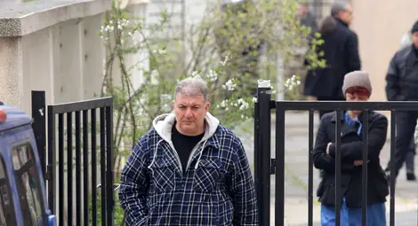 Драмата с барикадиралия се мъж приключи &ndash; и той е откаран в болница /галерия/