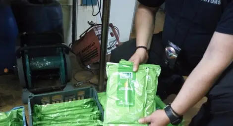 Димитър ДРАГАНОВ 149 килограма контрабанден тютюн за наргиле на стойност 50 660 лева и 180 кутии цигари без бандерол за още 1260 лева задържаха русенски митничари в четвъртък при опит нелегалната стока да мине Дунав мост. По случаите са образувани досъдеб