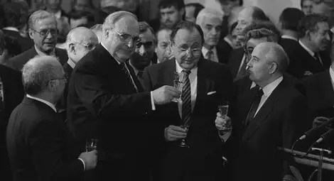 Горбачов, Геншер и Кол през 1990 година в Москва