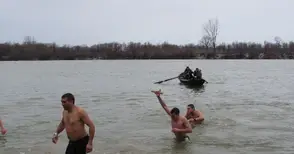 В Сандрово за първи път  вадиха кръста от Дунава