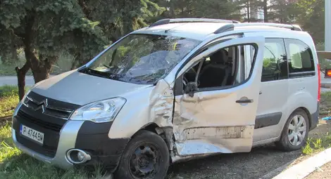 Автомобил се превърнал във фатална стена за моторист при обратен завой