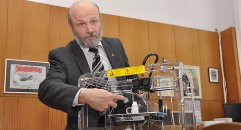 Първият училищен 3D принтер проходи с малка бяла катеричка