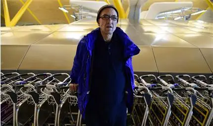 Бездомен наш емигрант мизерства на мадридско летище