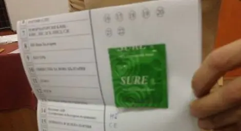 Пуснаха бюлетина с кондом за политици Пуснаха бюлетина с кондом за политици