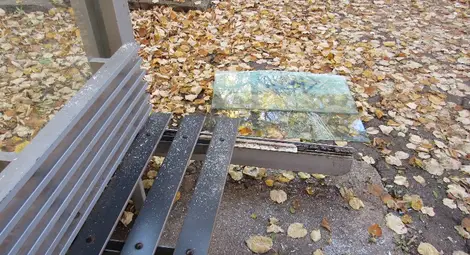 Поредна спирка стана жертва на вандали