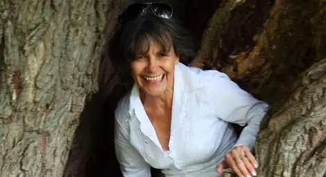 Британка била отгледана от маймуни