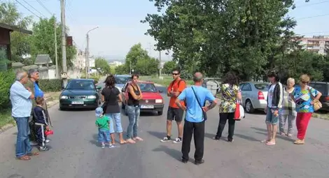 Собственици на жилища в АОНСУ принудени да спят на улицата