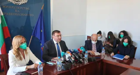 Здравният министър: Няма да затягаме мерките