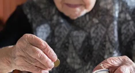 Най-бедните пенсионери ще получат по 120 лева за храна през април